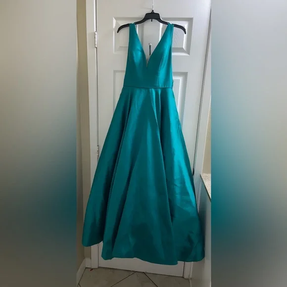 Sherri Hill | Dresses | Sherri Hill Emerald Green Prom Dress Size 8 | Poshmark Sherri Hill | Dresses | Sherri Hill Emerald Green Prom Dress Size 8 | Poshmark